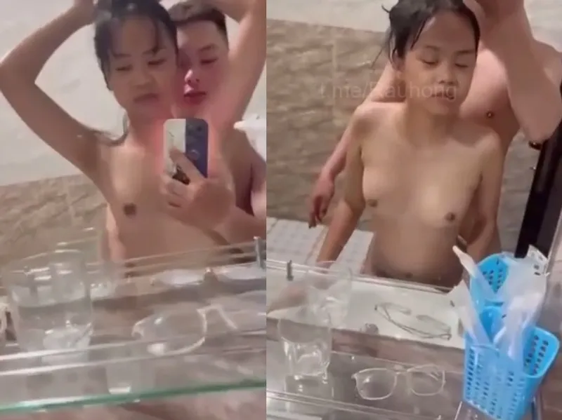 Nhỏ nhắn em cùng thằng bồ phang trước gương quay kỉ niệm